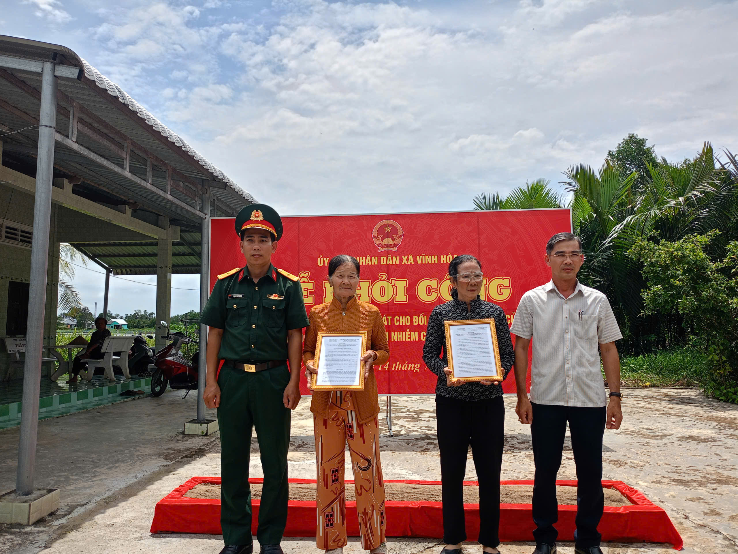 Trao quyết định trao nhà cho các hộ gia đình