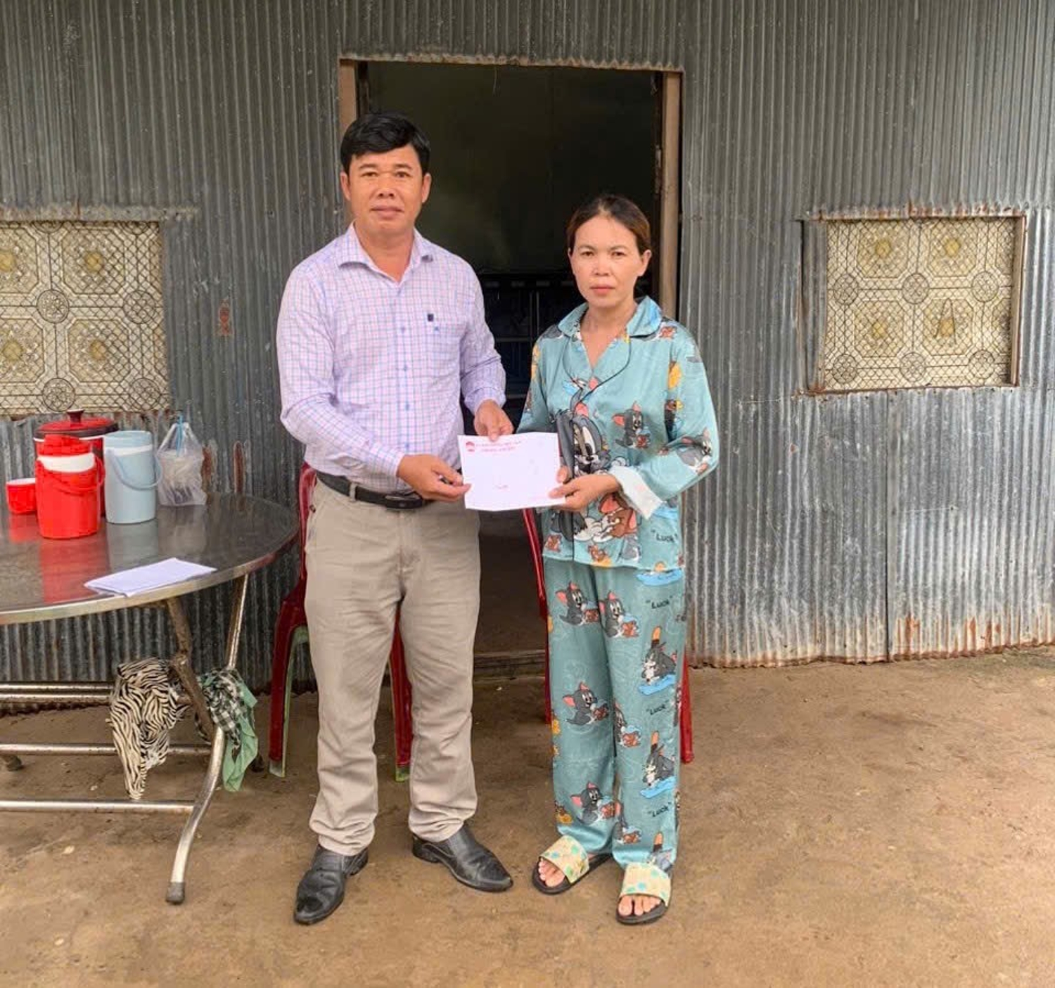 Ông Tạ Văn Thành, Đảng ủy viên, Phó Chủ tịch Ủy ban MTTQ Việt Nam, Chủ tịch Hội Nông dân phường trao quà cho hộ dân bị ảnh hưởng