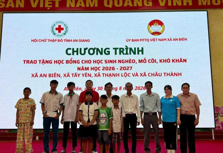 Sáng 30/8, tại Hội trường A UBND xã An Biên, Hội Chữ thập đỏ tỉnh An Giang phối hợp với Ủy ban MTTQ Việt Nam xã An Biên tổ chức chương trình trao học bổng cho học sinh nghèo, khó khăn và mồ côi trên địa bàn các xã An Biên, Tây Yên và Đông Thái.
