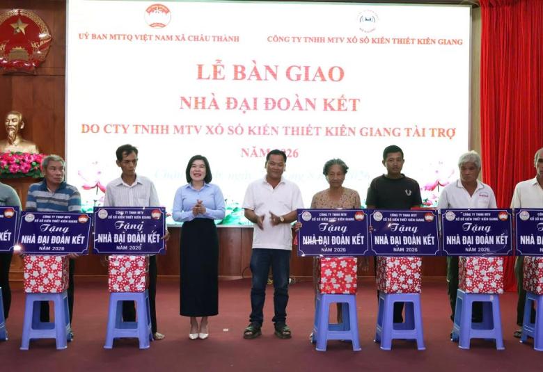 Chiều ngày 28/8/2026, Ủy ban MTTQ Việt Nam xã Châu Thành tổ chức Lễ bàn giao 7 căn nhà Đại đoàn kết cho các hộ gia đình có hoàn cảnh khó khăn về nhà ở trên địa bàn xã. Các công trình được hỗ trợ kinh phí từ Công ty TNHH MTV Xổ số Kiến thiết Kiên Giang.