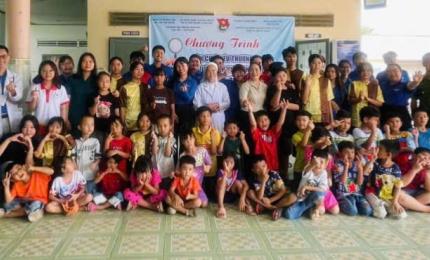 Sáng 18/7, tại Mái ấm Tình Mẹ (ấp 7B), Xã đoàn Thạnh Đông phối hợp với Đoàn cơ sở Bệnh viện Sản – Nhi Kiên Giang, Đoàn cơ sở Phòng Cảnh sát Phòng cháy, chữa cháy và Cứu nạn, cứu hộ Công an tỉnh An Giang, Đoàn Trường THPT Phó Cơ Điều, Chi đoàn Viện Kiểm sát nhân dân Khu vực 1 và Chi đoàn Trung tâm Hoạt động Thanh thiếu niên và Kỹ năng thanh niên tổ chức Chương trình “Sân chơi yêu thương” kết hợp khám sàng lọc, cấp phát thuốc miễn phí cho trẻ em mồ côi đang được nuôi dưỡng tại Mái ấm Tình Mẹ.
