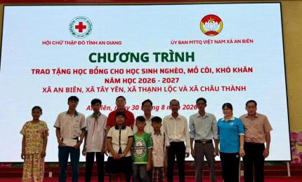 Sáng 30/8, tại Hội trường A UBND xã An Biên, Hội Chữ thập đỏ tỉnh An Giang phối hợp với Ủy ban MTTQ Việt Nam xã An Biên tổ chức chương trình trao học bổng cho học sinh nghèo, khó khăn và mồ côi trên địa bàn các xã An Biên, Tây Yên và Đông Thái.