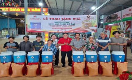 Sáng 21/8, Hội Chữ thập đỏ tỉnh An Giang phối hợp với cấp ủy, chính quyền địa phương tổ chức trao 200 suất quà cho hộ nghèo, hộ có hoàn cảnh khó khăn tại xã Vĩnh Trạch và xã Vĩnh Hanh, với tổng kinh phí 210 triệu đồng.