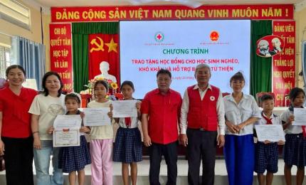 Ngày 26/8, Hội Chữ thập đỏ tỉnh An Giang phối hợp với Nhóm Từ thiện HUYNH HELPING HANDS (TP. Hồ Chí Minh) tổ chức chương trình trao học bổng và hỗ trợ bếp ăn từ thiện cho học sinh có hoàn cảnh khó khăn, mồ côi, vượt khó trên địa bàn tỉnh.