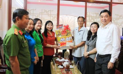 Sáng 20/7, Đoàn công tác của Tỉnh ủy, HĐND, UBND, Ủy ban MTTQ Việt Nam tỉnh An Giang do đồng chí Trần Thị Thanh Hương, Phó Bí thư Tỉnh ủy, Chủ tịch Ủy ban MTTQ Việt Nam tỉnh làm Trưởng đoàn đã đến thăm, tặng quà các gia đình người có công với cách mạng tiêu biểu trên địa bàn phường Long Xuyên nhân kỷ niệm 79 năm Ngày Thương binh - Liệt sĩ (27/7).
